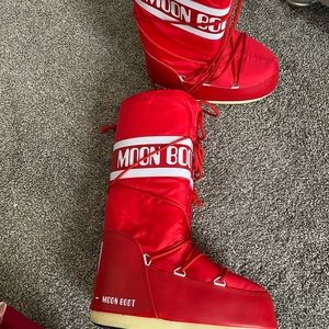Red moon boots brand new